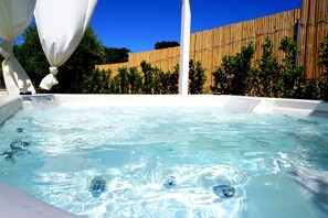 Private spa tub - Apartments In Villa Selva Locorotondo (Fasano)