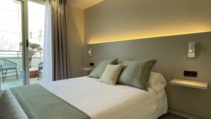 Habitación doble Deluxe, vista a la ciudad | Escritorio y espacio para trabajar con laptop 