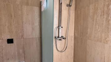 Escritorio y espacio para trabajar con un portátil
