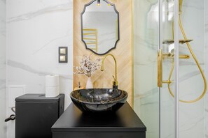 Departamento Confort, balcón, vista al patio | Baño | Regadera, secadora de cabello, toallas, jabón 