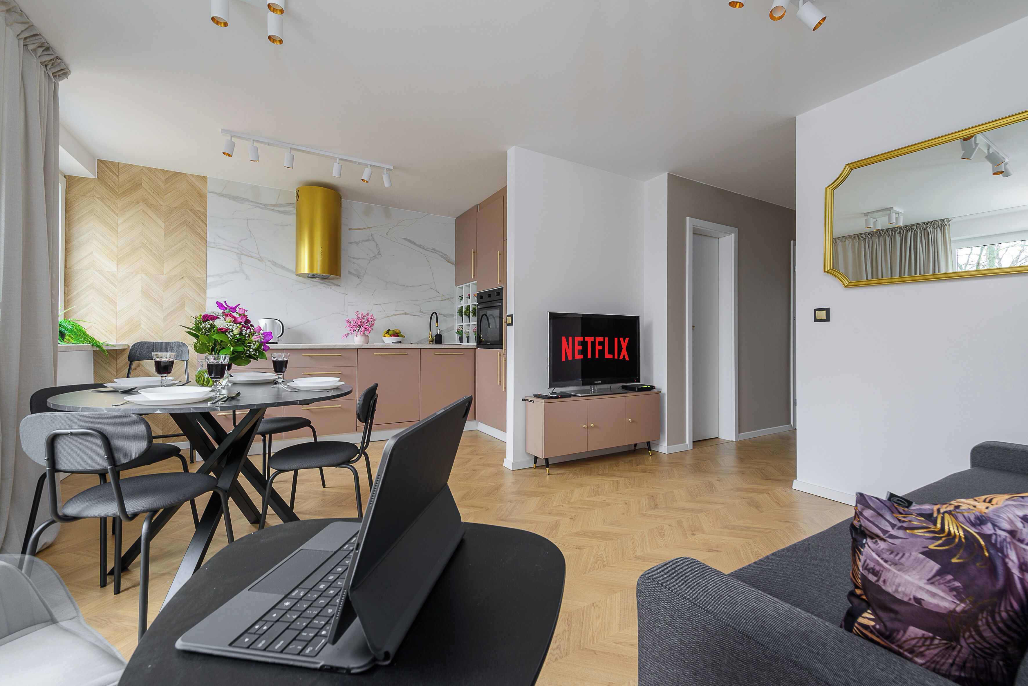 Departamento Confort, balcón, vista al patio | Área de sala de estar | Televisión LCD de 40 pulgadas con canales por cable 