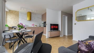 Comfort-lejlighed - balkon - udsigt til gårdsplads | Opholdsområde | 40-tommers LCD-tv med kabelkanaler