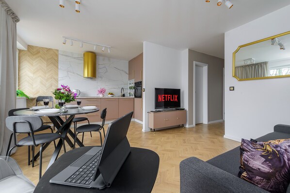 舒适公寓, 阳台, 庭院景观 | 起居区 | 40-英寸液晶电视（配备有线频道）