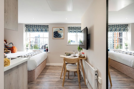 Comfort Studio | 1 bedroom, laptop workspace, iron/ironing board, free WiFi