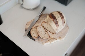 Comfort studio | Privékeuken | Een microgolfoven, een oven, een kookplaat