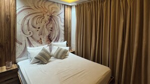 Un dormitorio moderno con una cama grande, cabecera de madera y un mural decorativo en la pared.