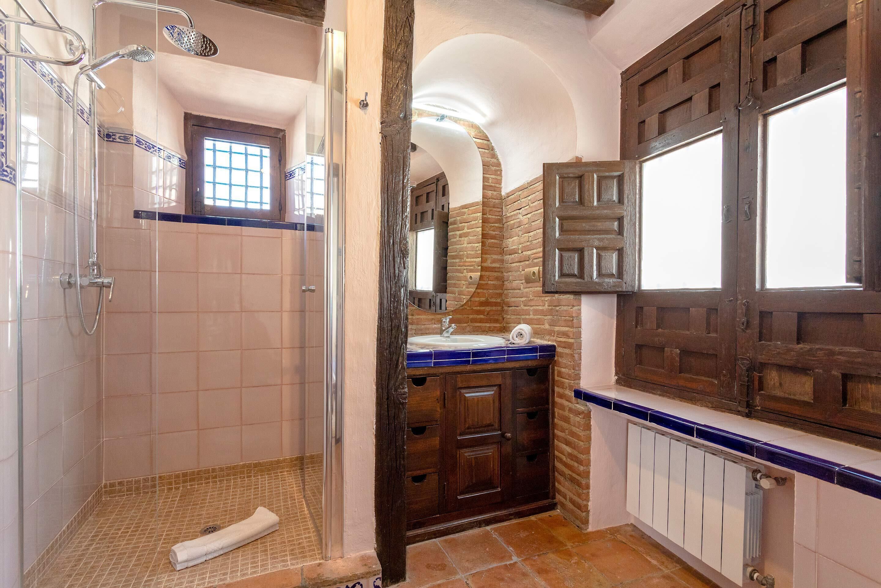 Casa (3 Bedrooms) | Baño | Bañera y ducha independientes, toallas, jabón y champú