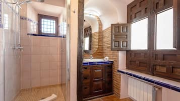 Casa (3 Bedrooms) | Baño | Bañera y ducha independientes, toallas, jabón y champú
