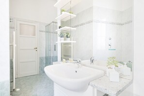 Dusche, Haartrockner, Bidet, Handtücher