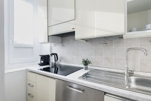 Kühlschrank, Mikrowelle, Herdplatte, Geschirrspüler