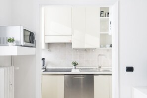 Geladeira, micro-ondas, cooktop, lava-louças