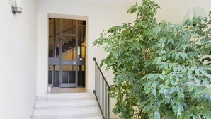 Una escalera con una planta en maceta a su lado.