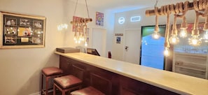 2 bars/lounges