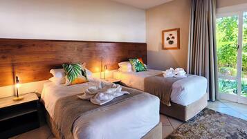 Arbetsyta för laptop, strykjÀrn/strykbrÀda, gratis wi-fi och sÀngklÀder