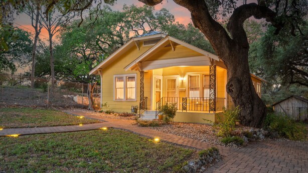 A small, yellow house with a porch and a large tree in front. - The Yellow Rose of SoCo:Charming Home Steps from South Congress and 1 mile to Downtown (Austin)