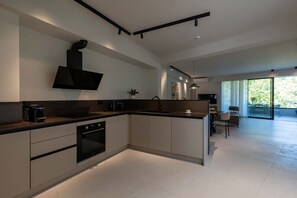 Een koelkast, een magnetron, een oven, een kookplaat