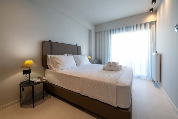 3 bedrooms, desk, iron/ironing board, travel crib