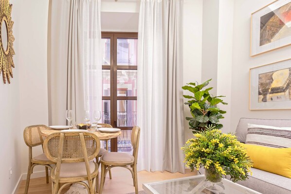 Studio tiện nghi đơn giản (0 Bedroom) | Khu vực ăn uống tại phòng