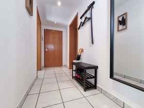 Interior - Alpha Apartments: Central 2BR, Living Room & Bath (Essen)