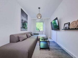 Smart TV - Alpha Apartments: Central 2BR, Living Room & Bath (Essen)
