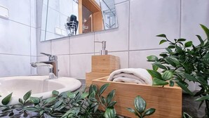Bathroom - Alpha Apartments: 1-Bedroom, Minutes to the Centre (Essen)