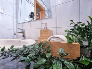 Shower, hair dryer, towels, toilet paper - Alpha Apartments: 1-Bedroom, Minutes to the Centre (Essen)