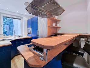 Fridge, microwave, oven, stovetop - Alpha Apartments: 1-Bedroom, Minutes to the Centre (Essen)