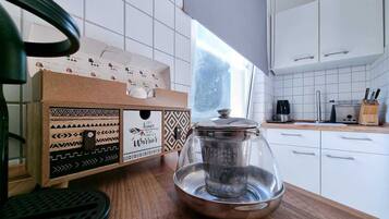 Wasserkocher mit Kaffee-/Teezubehör, Kühlschrank, Mikrowelle, Ofen