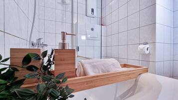 Haartrockner, Handtücher, Toilettenpapier