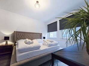 1 bedroom, bed sheets - Alpha Apartments: Central 1BR, Near Main Station (Essen)