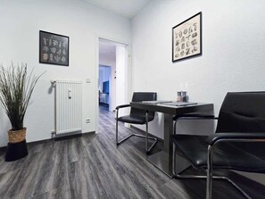 Dining - Alpha Apartments: Central 1BR, Near Main Station (Essen)