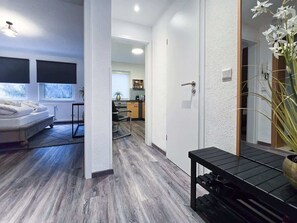 TV - Alpha Apartments: Central 1BR, Near Main Station (Essen)