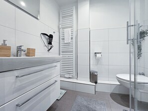 Dusche, Haartrockner, Handtücher, Toilettenpapier