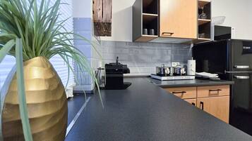 Wasserkocher mit Kaffee-/Teezubehör, Kühlschrank, Mikrowelle, Herdplatte