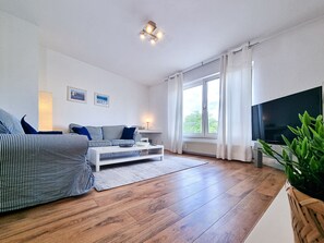 TV, books - Alpha Apartments: Maritimer Stil, Entspannungsoase (Essen)