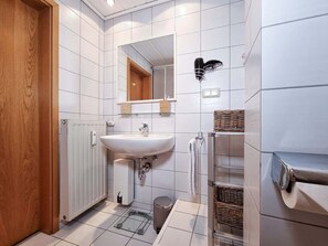 Shower, hair dryer, towels, toilet paper - Alpha Apartments: Central 1BR, Maritime Touches (Essen)