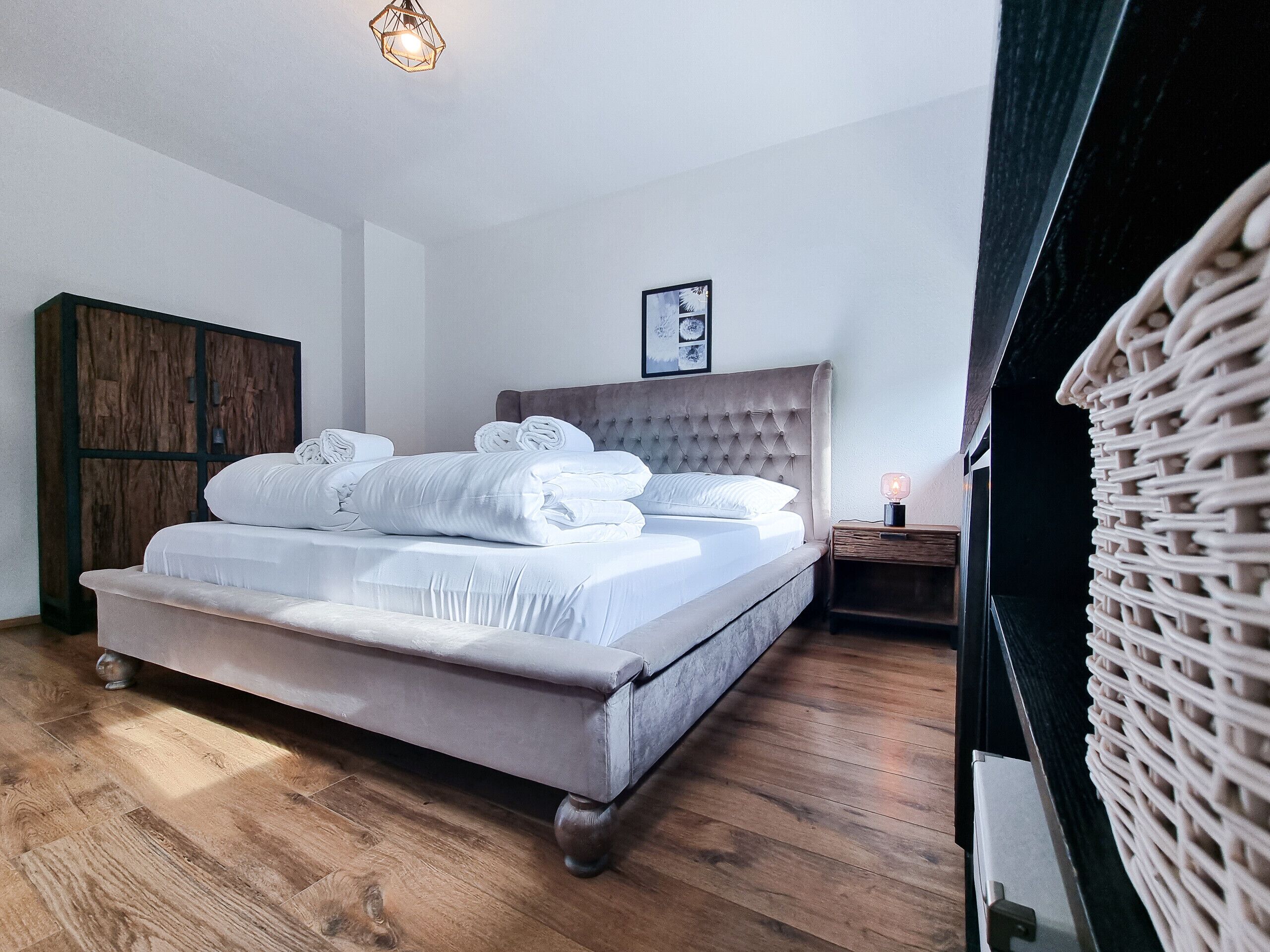 1 bedroom, bed sheets