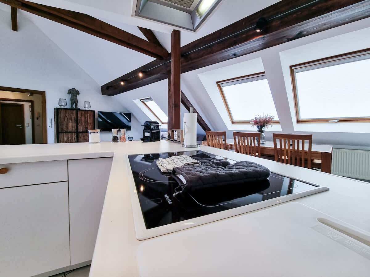 Wasserkocher mit Kaffee-/Teezubehör, Kühlschrank, Mikrowelle, Ofen