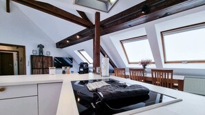 Private kitchen - Alpha Apartments: Top-Floor 2BR, Terrace & A/C (Essen)