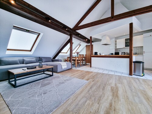 Alpha Apartments: Dachstudio - Stil & Eleganz, 2BR