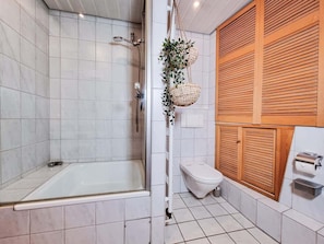Shower, hair dryer, towels, toilet paper - Alpha Apartments: Top-Floor 2BR, Terrace & A/C (Essen)