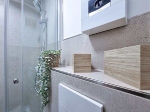 Shower, hair dryer, towels, toilet paper - Alpha Apartments: Comfort, Style & Flair | Central (Dortmund)