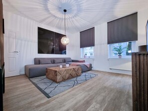 TV - Alpha Apartments: Comfort, Style & Flair | Central (Dortmund)