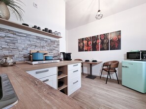 Kjøleskap, mikrobølgeovn, kokeplater og oppvaskmaskin