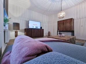 1 bedroom, desk, bed sheets