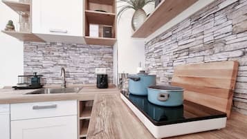 Cafeteira/chaleira, geladeira, micro-ondas, cooktop
