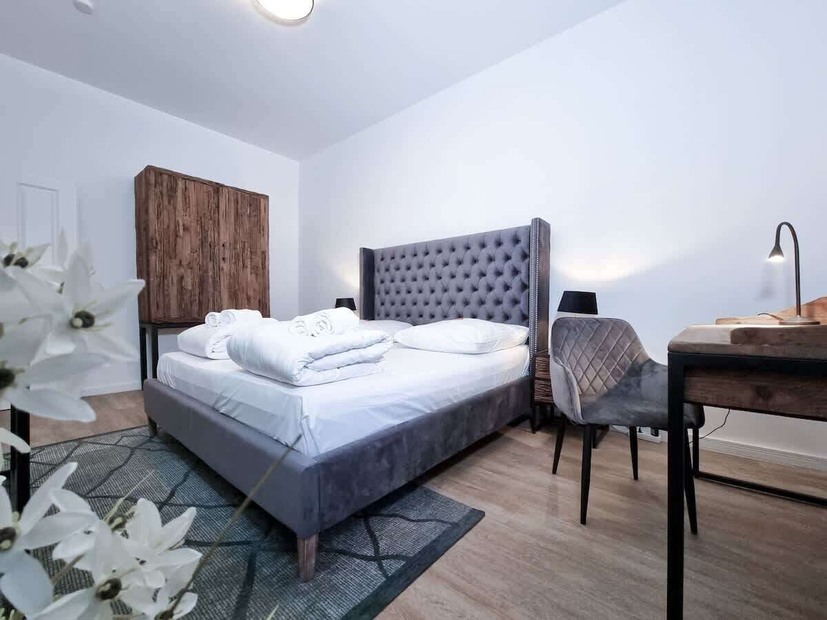1 habitación, escritorio, tabla de planchar con plancha y ropa de cama 