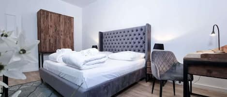 1 Schlafzimmer, Schreibtisch, Bügeleisen/Bügelbrett, Bettwäsche