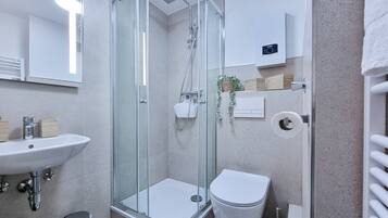 Dusche, Haartrockner, Handtücher, Toilettenpapier