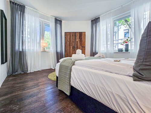 Alpha Apartments: 2BR Oasis! Design,Flair,Comfort